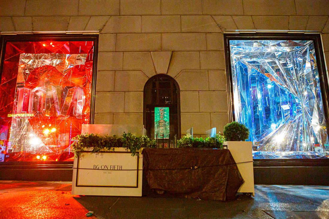 Photos of the holiday windows in December 2020